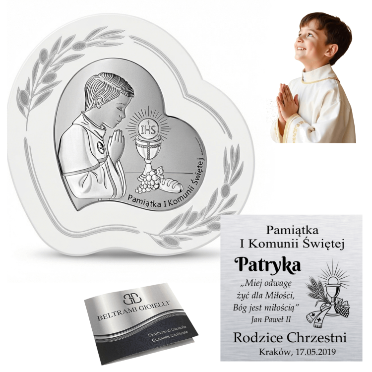 Kolaż: srebrny obrazek na I Komunię w kształcie serca z modlącym się chłopcem i kielichem IHS, wizualizacja graweru oraz certyfikat Beltrami Gioielli.