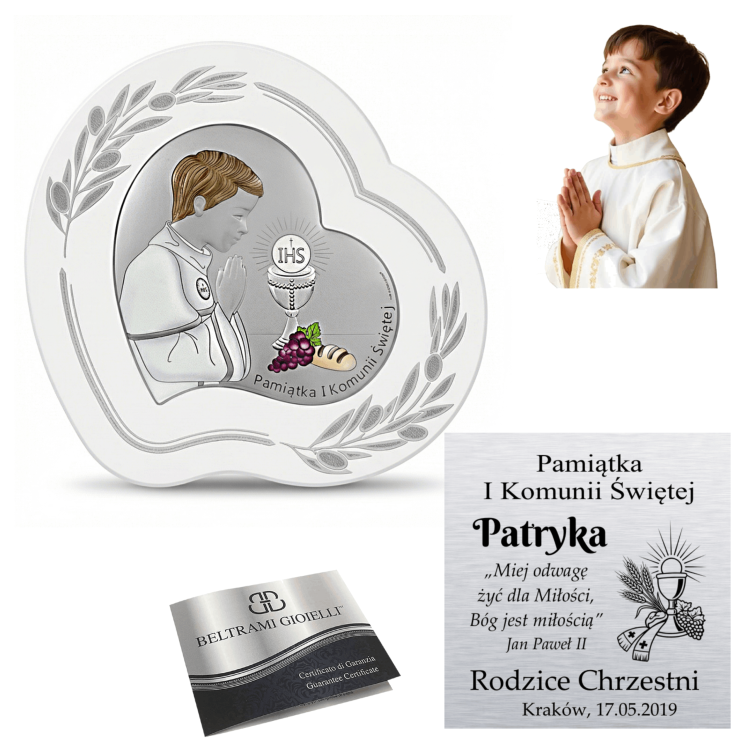 Kolaż: srebrny obrazek na I Komunię w kształcie serca z modlącym się chłopcem i kielichem IHS, wizualizacja graweru oraz certyfikat Beltrami Gioielli.
