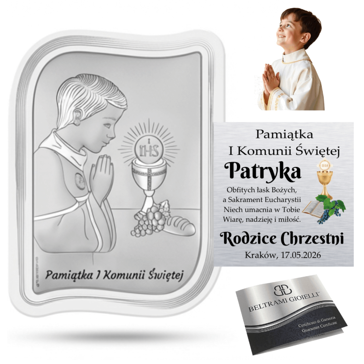 Kolaż: srebrny obrazek na I Komunię („Pamiątka I Komunii Świętej”) z modlącym się chłopcem i kielichem IHS, wizualizacja personalizacji oraz certyfikat Beltrami Gioielli.