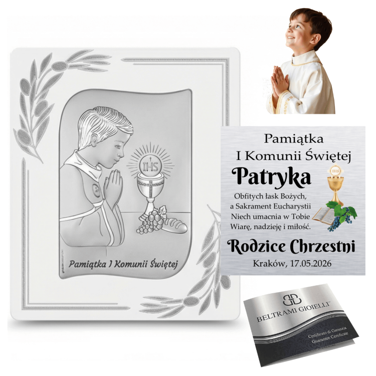 Kolaż: srebrny obrazek na I Komunię („Pamiątka I Komunii Świętej”) z modlącym się chłopcem i kielichem IHS, wizualizacja personalizacji oraz certyfikat Beltrami Gioielli.