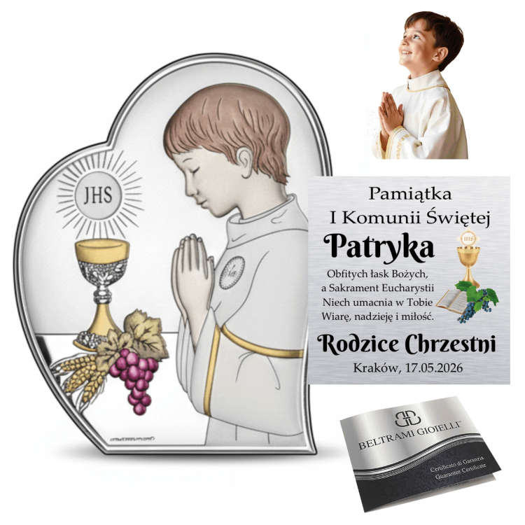 Kolaż: srebrny obrazek na I Komunię („Pamiątka I Komunii Świętej”) z modlącym się chłopcem i kielichem IHS, wizualizacja personalizacji