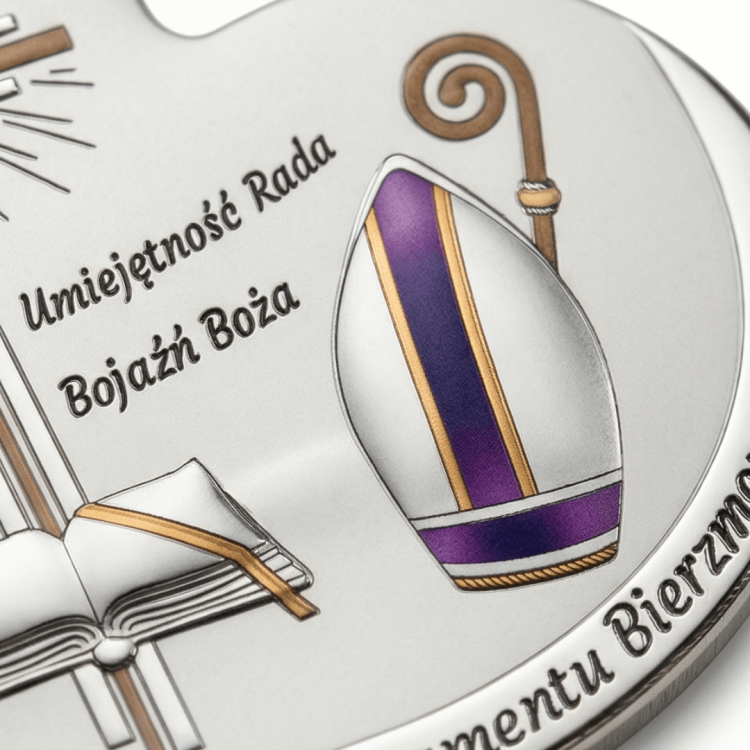 Zbliżenie na motyw mitry biskupiej i napisy „Umiejętność, Rada, Bojaźń Boża” na pamiątce bierzmowania