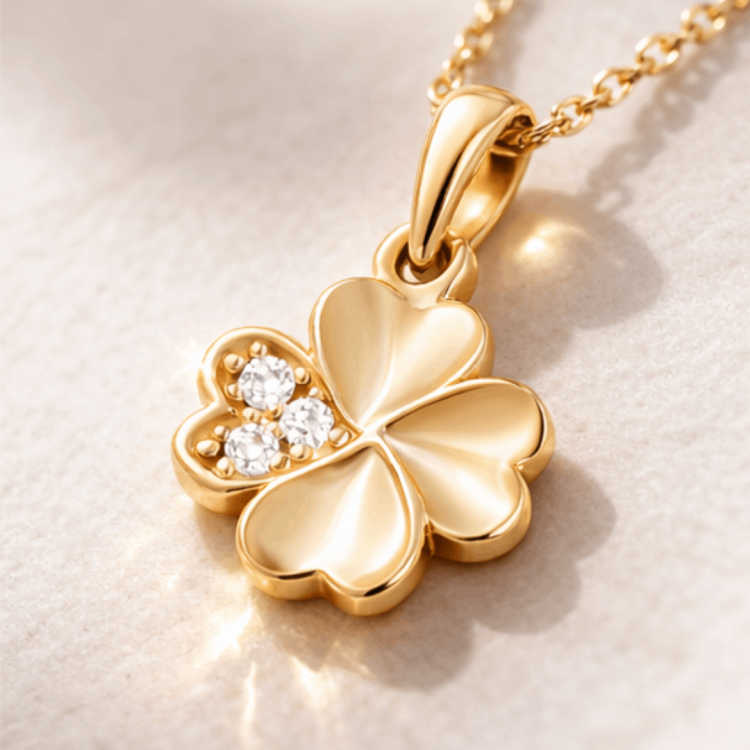 Wisiorek ze złota w kształcie koniczynki – trzy białe kamienie w jednym listku, widok 3/4