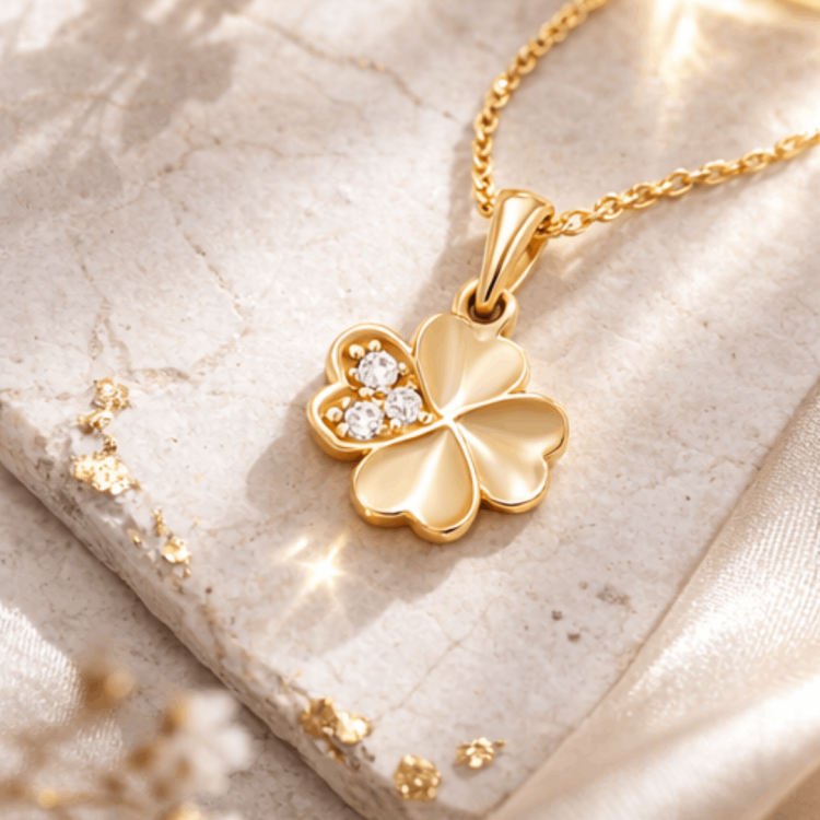 Zbliżenie oprawy białych kamieni w złotej koniczynce – trzy oczka w łapkach