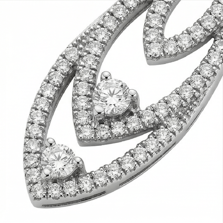 Zbliżenie kolczyka łezka – oprawa białych cyrkonii i centralne kamienie w łapkach