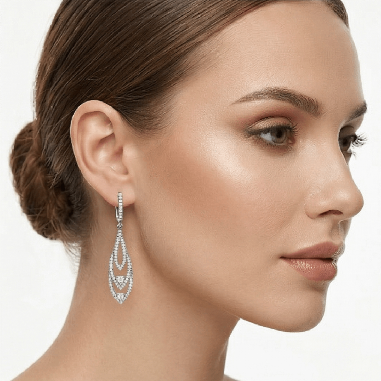 Wiszące kolczyki łezki z białymi cyrkoniami na uchu – eleganckie kolczyki wieczorowe