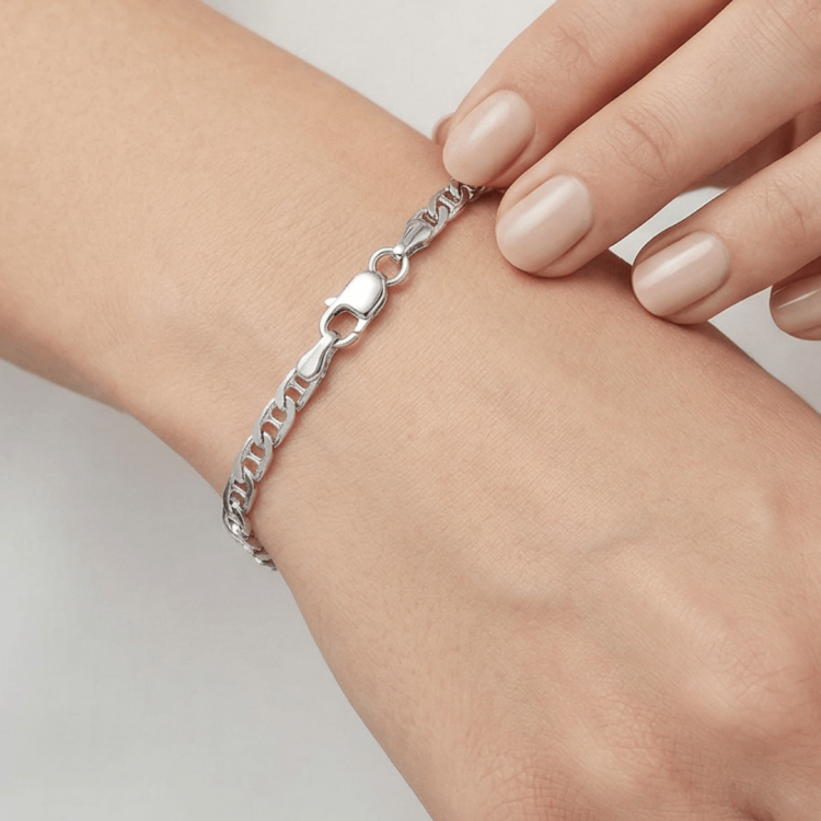 srebrna bransoletka damska na nadgarstku z zapięciem karabińczyk