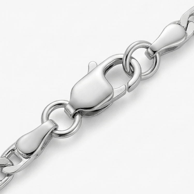 zapięcie karabińczyk srebrnej bransoletki – zbliżenie detalu biżuterii