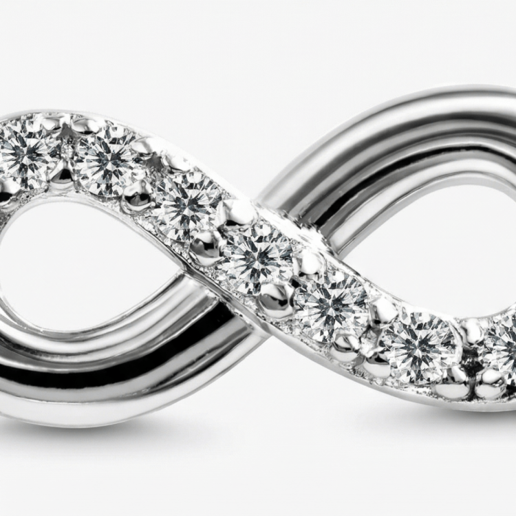 zbliżenie srebrnej zawieszki nieskończoność z cyrkoniami