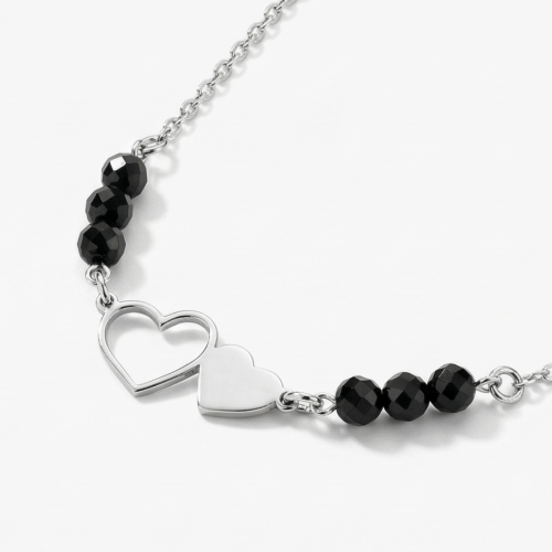 naszyjnik srebrny z serduszkami i czarnymi fasetowanymi koralikami