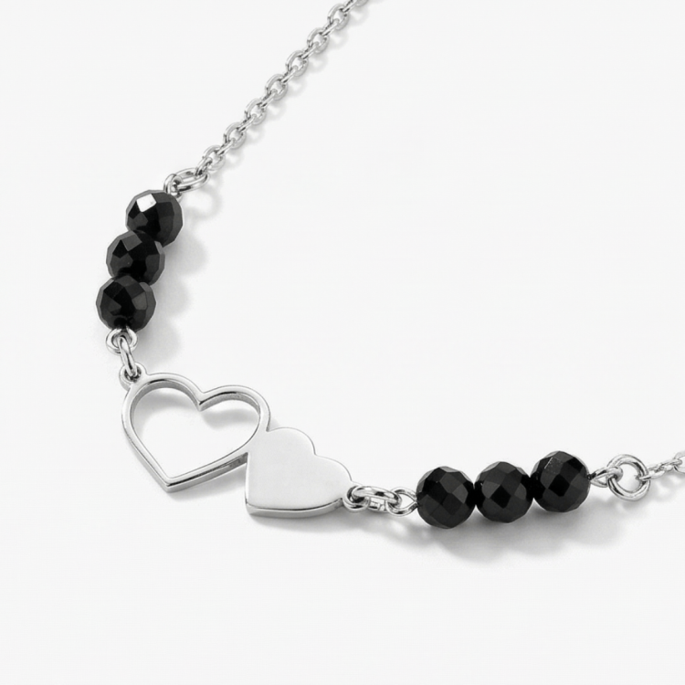 naszyjnik srebrny z serduszkami i czarnymi fasetowanymi koralikami