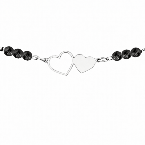 srebrny naszyjnik z połączonymi sercami i czarnymi koralikami