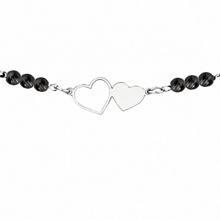 srebrny naszyjnik z połączonymi sercami i czarnymi koralikami