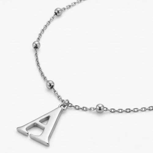 naszyjnik srebrny z zawieszką literą A na delikatnym łańcuszku