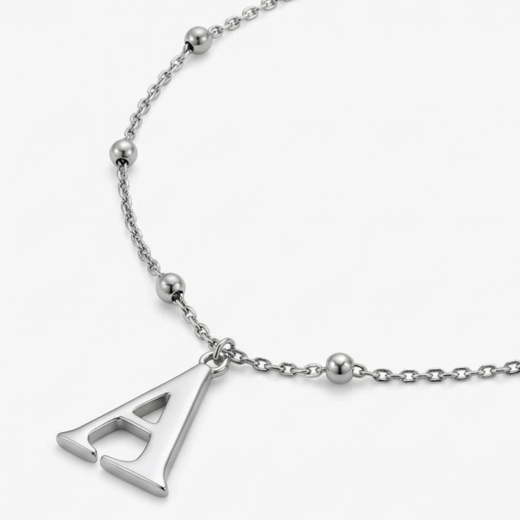 naszyjnik srebrny z zawieszką literą A na delikatnym łańcuszku