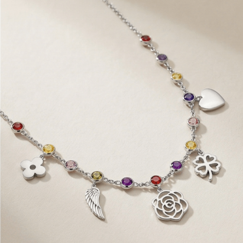 srebrny naszyjnik z kolorowymi cyrkoniami i ozdobnymi zawieszkami