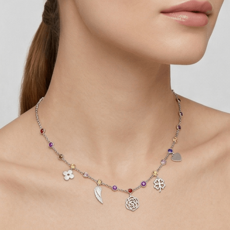 srebrny naszyjnik z kolorowymi kamieniami i wiszącymi zawieszkami na szyi