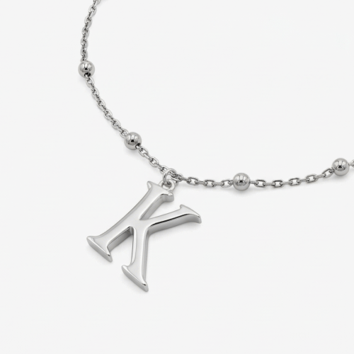 naszyjnik srebrny z zawieszką literą K na delikatnym łańcuszku