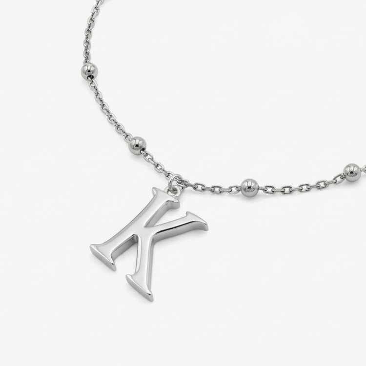 naszyjnik srebrny z zawieszką literą K na delikatnym łańcuszku