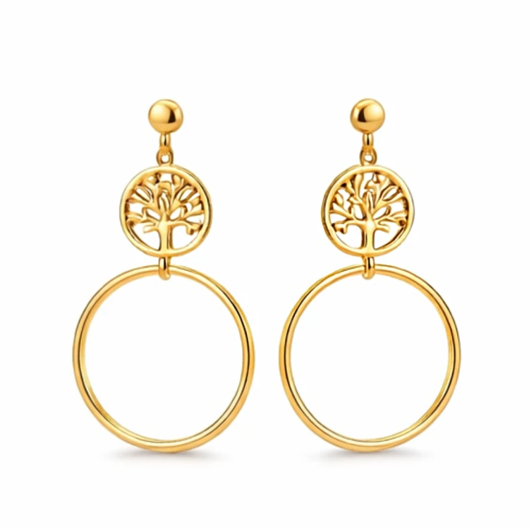 Kolczyki w złotym kolorze z motywem drzewa życia i okręgiem – packshot pary na jasnoszarym tle