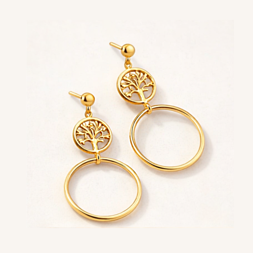 Kolczyki wiszące w złotym kolorze z ażurowym drzewem życia i okrągłą zawieszką – ujęcie pod kątem