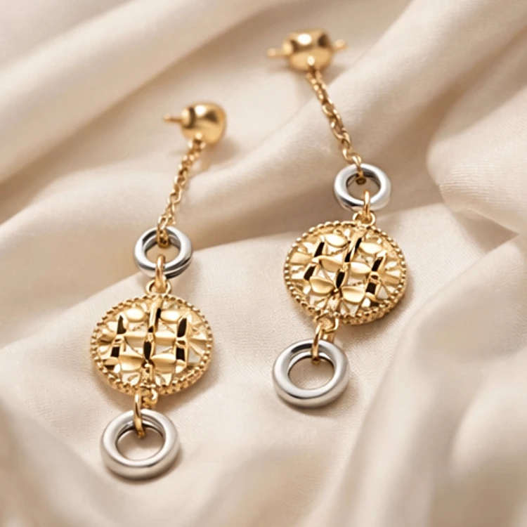 Dwukolorowe kolczyki wiszące z okrągłą ażurową zawieszką na jasnej tkaninie