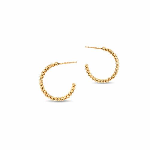 Złote kolczyki koła z ryflowanymi kuleczkami na jasnym tle