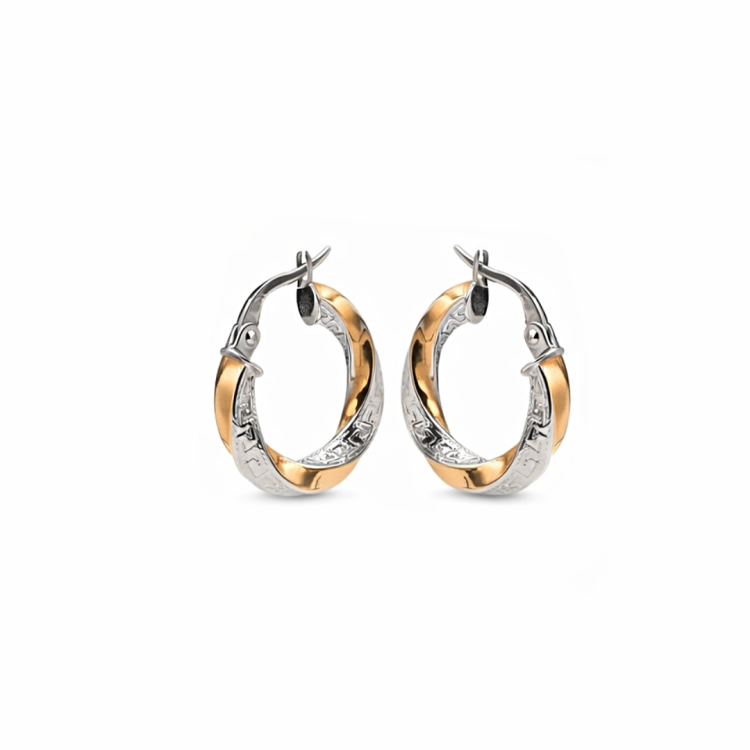 Dwukolorowe kolczyki koła o skręcanym kształcie z dekoracyjnym wzorem, prezentowane w parze na jasnym tle