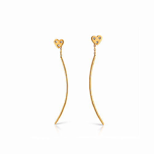 Złote kolczyki wiszące z motywem serca, cyrkoniami i długim smukłym elementem prezentowane w parze na jasnym tle