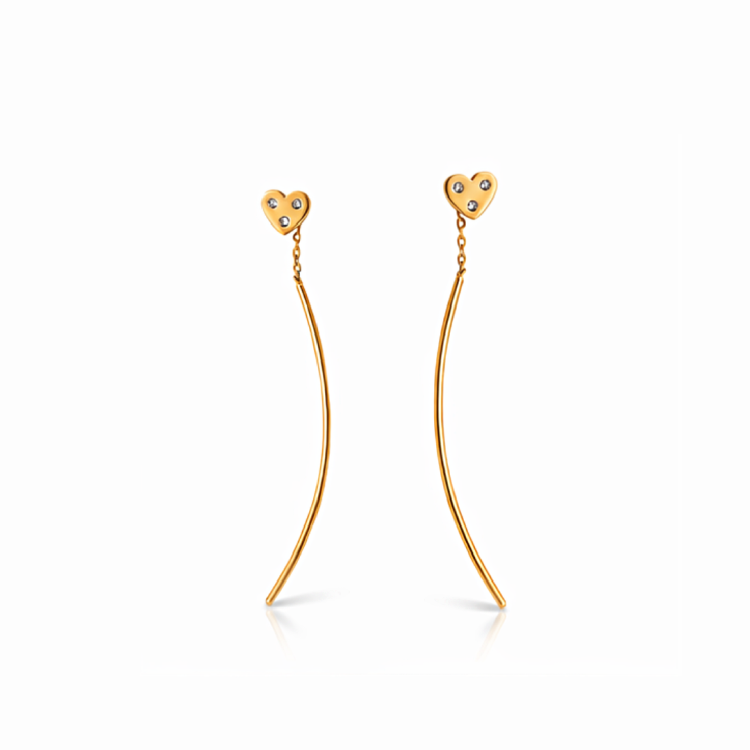 Złote kolczyki wiszące z motywem serca, cyrkoniami i długim smukłym elementem prezentowane w parze na jasnym tle