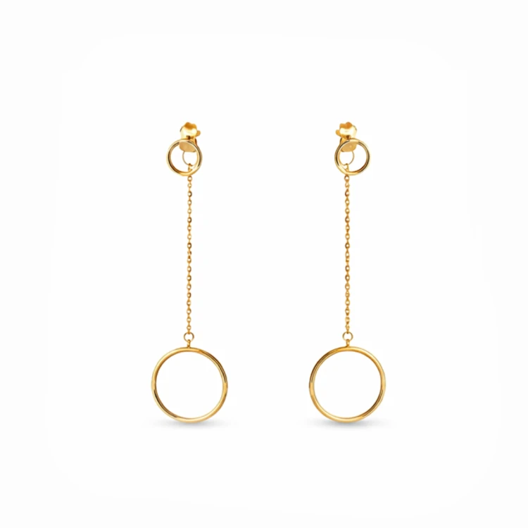 Złote kolczyki wiszące z łańcuszkiem i okrągłą zawieszką prezentowane w parze na jasnym tle