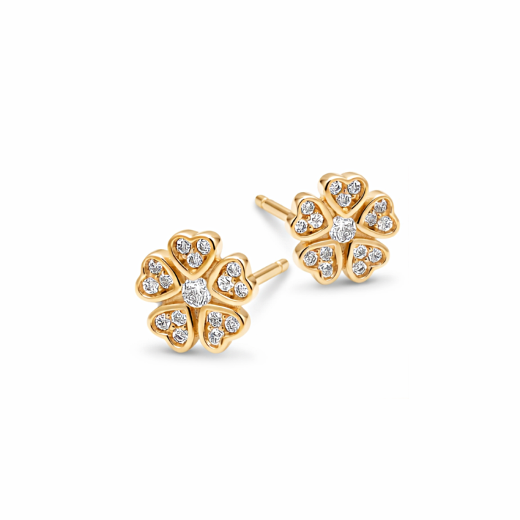 Złote kolczyki sztyfty w kształcie czterolistnej koniczyny ozdobione jasnymi kamieniami, prezentowane w parze na jasnym tle