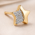 Złoty kolczyk sztyft w kształcie gwiazdki z cyrkoniami w zbliżeniu