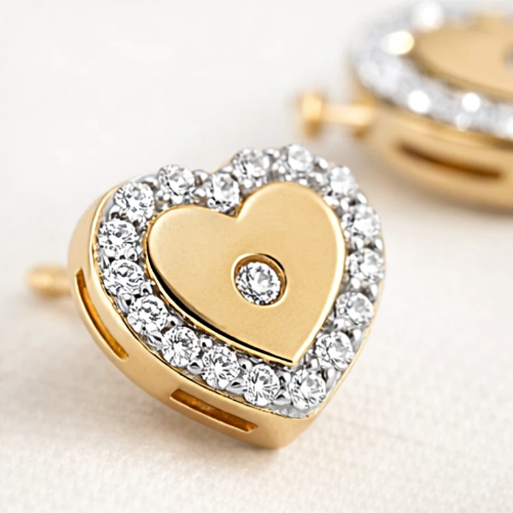 Złoty kolczyk sztyft w kształcie serca z cyrkoniami w zbliżeniu