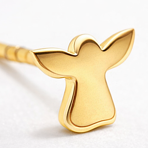 Zbliżenie złotego kolczyka sztyftu w kształcie aniołka