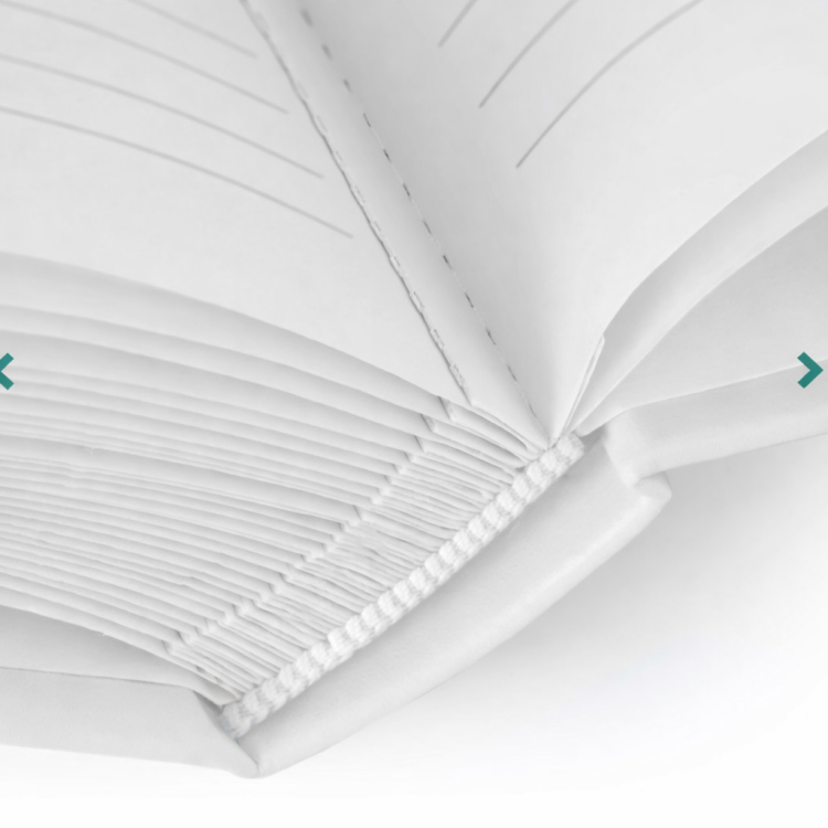 Detal wnętrza personalizowanego albumu z szytym grzbietem