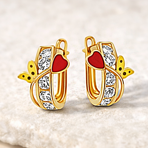 Złote kolczyki koła z czerwonym serduszkiem i białymi kamieniami na jasnym tle