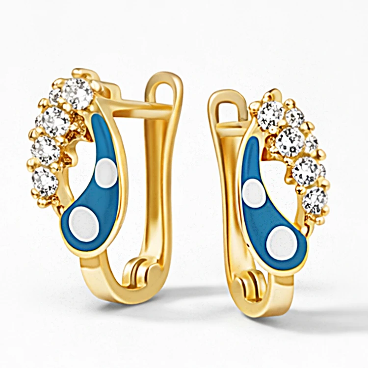 Złote kolczyki z niebieskim zdobieniem w kształcie łezki i rzędem białych kamieni