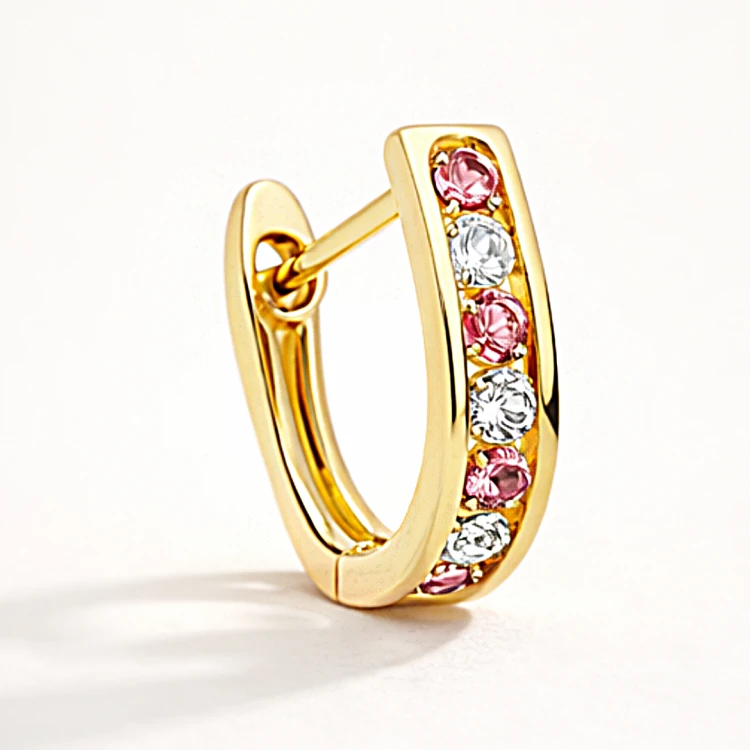 Złoty kolczyk koło z różowymi i białymi kamieniami – ujęcie pojedyncze