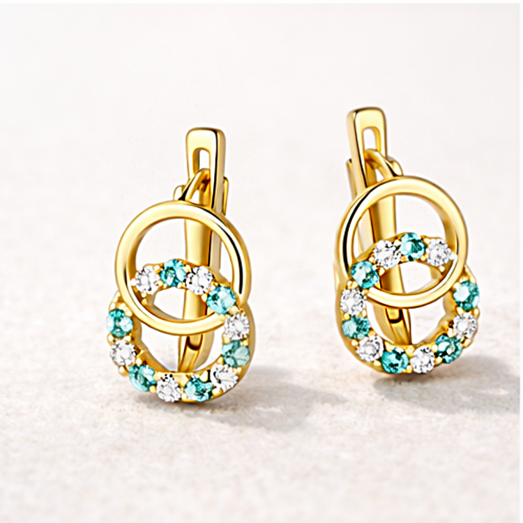 Złote kolczyki wiszące z podwójnym kołem i niebieskimi oraz białymi kamieniami – zbliżenie pary