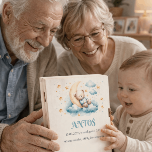 Dziadkowie z dzieckiem prezent na chrzest