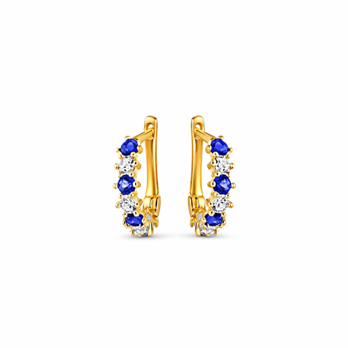 Para złotych kolczyków kół z niebieskimi i białymi kamieniami na białym tle