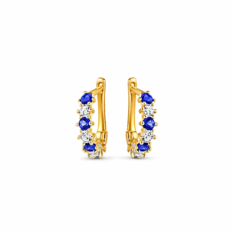 Para złotych kolczyków kół z niebieskimi i białymi kamieniami na białym tle