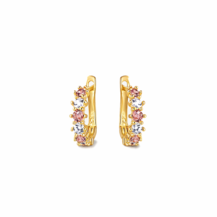 Para złotych kolczyków kół z różowymi i białymi kamieniami na białym tle