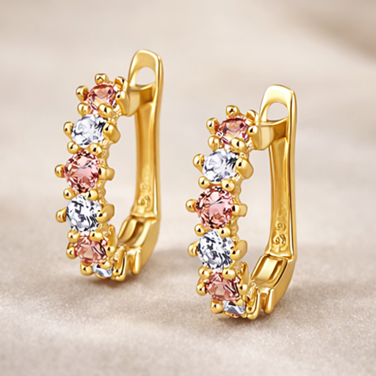 Złote kolczyki koła z różowymi i białymi kamieniami – zbliżenie pary