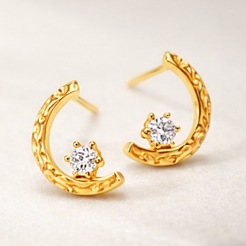 Złote kolczyki sztyfty z fakturowanym półkolem i białym kamieniem – zbliżenie pary