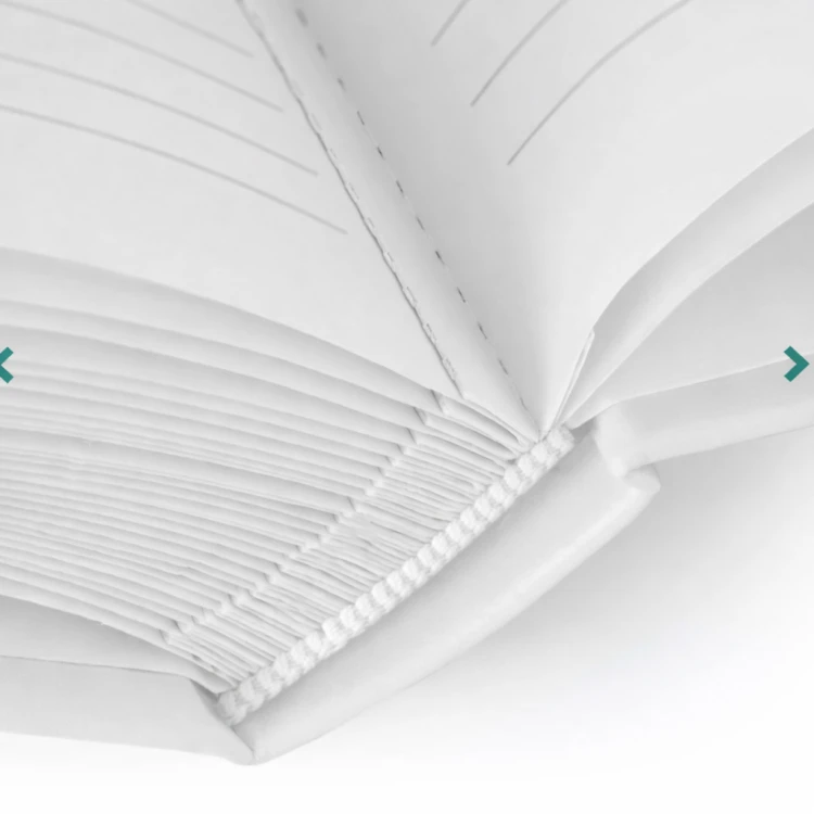 Detal wnętrza personalizowanego albumu z szytym grzbietem