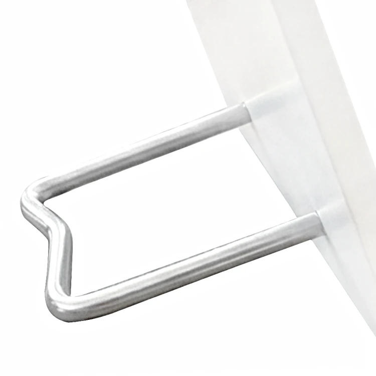 Metalowy haczyk mocujący do obrazka srebrnego – detal uchwytu w zbliżeniu