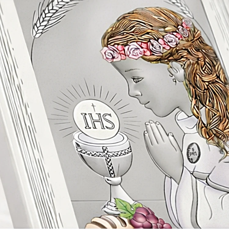 Zbliżenie na srebrny obrazek komunijny z modlącą się dziewczynką i kielichem z hostią IHS