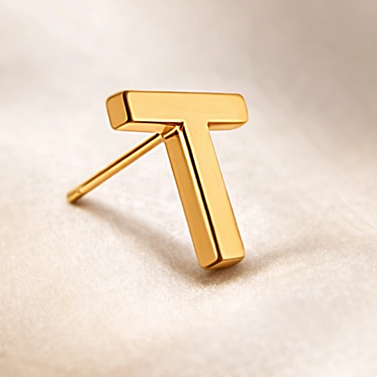 Złoty kolczyk sztyft w kształcie litery T – zbliżenie